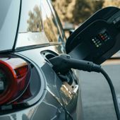 Crollo Stellantis, la svolta sull’elettrico costa al gruppo 22 miliardi di euro.