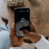 La guerra nell’era dei social: quando i conflitti diventano contenuti mediatici