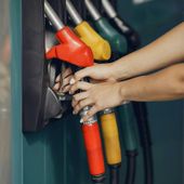 Benzina, il governo proroga gli sconti ma taglia il diesel