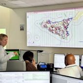 Incendi in Sicilia, l’assessore Savarino visita la Sala operativa: “Grazie agli eroi del fuoco. Con le nuove leggi e le telecamere, i piromani non avranno scampo” Incendi in Sicilia, l’assessore Savarino visita la Sala operativa: “Grazie agli eroi del fuoco. Con le nuove leggi e le telecamere, i piromani non avranno scampo”