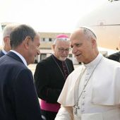 Papa Leone lascia Lampedusa, Schifani: "Giornata storica, la Sicilia c'è". Al Pontefice donata una triscele in ceramica Papa Leone lascia Lampedusa, Schifani: "Giornata storica, la Sicilia c'è". Al Pontefice donata una triscele in ceramica