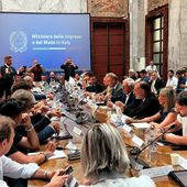 Electrolux, il governo stanzia risorse ma USB attacca: "L'azienda accelera il disimpegno, servono garanzie subito" Electrolux, il governo stanzia risorse ma USB attacca: "L'azienda accelera il disimpegno, servono garanzie subito"