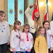Claudia Conte: “Benvenuti in Italia, piccoli guerrieri”