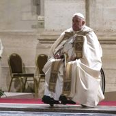 Papa Francesco cade a Santa Marta, contusione al braccio