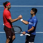 Djokovic si ritira dopo un set, Zverev in finale a Melbourne
