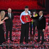 Sanremo, vince Olly. Fischi per Giorgia e Lauro fuori da top 5