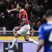 Milan vince ancora in rimonta, Como piegato 2-1