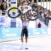 Alla Parigi-Roubaix vince ancora Van der Poel, 2° Pogacar