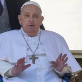 Papa Francesco appare a sorpresa in Piazza San Pietro “Buona domenica a tutti”