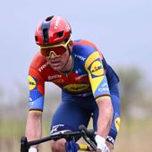 Pedersen prima maglia rosa del Giro d’Italia 2025