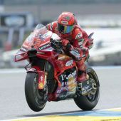 Marc Marquez vince anche la sprint di Le Mans, caduta per Bagnaia