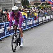 Hoole vince la crono di Pisa, Del Toro resta maglia rosa