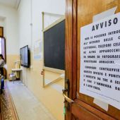 Riaperti i seggi per le Amministrative. Affluenza in calo al 43,85%