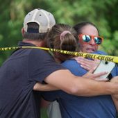 Spari in una scuola cattolica a Minneapolis, uccisi 2 bambini Spari in una scuola cattolica a Minneapolis, uccisi 2 bambini