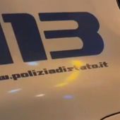 Napoli, marito la ferisce con un coltello ma lei reagisce e lo uccide