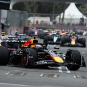 Verstappen trionfa in Azerbaijan, out il leader Piastri