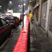 Maltempo a Milano, posizionate barriere mobili nel quartiere Pontelambro Maltempo a Milano, posizionate barriere mobili nel quartiere Pontelambro