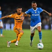 Il Napoli fatica ma batte il Pisa e resta solo in testa Il Napoli fatica ma batte il Pisa e resta solo in testa