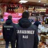 Nas Napoli sequestrano nei supermercati 21 tonnellate di alimenti