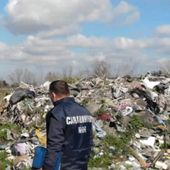 Rifiuti pericolosi, Carabinieri Noe sequestrano discarica abusiva di 1000 mq