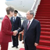 Premier cinese arriva a Singapore per una visita ufficiale