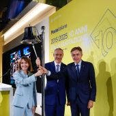 Poste Italiane celebra a Piazza Affari 10 anni dalla quotazione in Borsa Poste Italiane celebra a Piazza Affari 10 anni dalla quotazione in Borsa