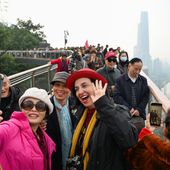 Cina, turisti italiani sperimentano la nuova passerella sospesa di Chongqing Cina, turisti italiani sperimentano la nuova passerella sospesa di Chongqing