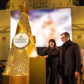 Ferrero Rocher illumina il Natale di Milano, piramide dorata a Piazza San Carlo