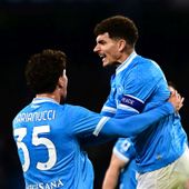 Il Napoli rallenta la corsa scudetto, l’Hellas sfiora il colpaccio Il Napoli rallenta la corsa scudetto, l’Hellas sfiora il colpaccio