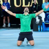 Djokovic batte Sinner al quinto e vola in finale all’Australian Open