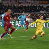 La Roma piega il Cagliari: doppietta di Malen e Juve agganciata