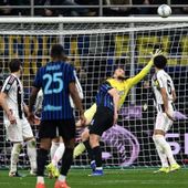 L’Inter piega 3-2 la Juve e prova la fuga in vetta