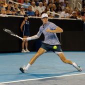 Buona la prima a Doha di Sinner, battuto Machac in due set