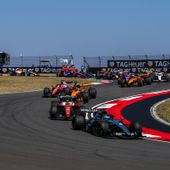 Russell vince la sprint race in Cina davanti a Leclerc e Hamilton Russell vince la sprint race in Cina davanti a Leclerc e Hamilton