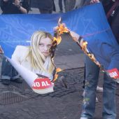 Corteo a Roma, bruciate immagini con Meloni e Nordio Corteo a Roma, bruciate immagini con Meloni e Nordio