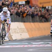 Pogacar cade e trionfa, sua per la prima volta la Milano-Sanremo