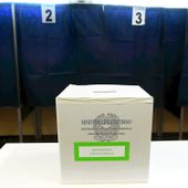 Seggi aperti per il referendum, oltre 51 milioni di italiani chiamati alle urne Seggi aperti per il referendum, oltre 51 milioni di italiani chiamati alle urne