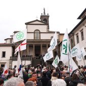 A Pontida l’ultimo saluto dei militanti leghisti a Bossi A Pontida l’ultimo saluto dei militanti leghisti a Bossi