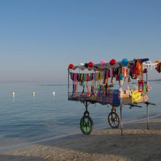 Estate italiana: il fascino senza tempo dei carretti del gelato e dei venditori ambulanti sulle spiagge