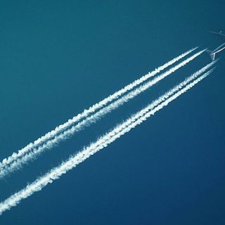 Viaggi aerei, l’UE tutela i passeggeri: rimborsi più alti e bagaglio a mano gratuito!