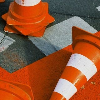 Pillole di sicurezza in classe: a Bari si impara la strada con i fumetti e le regole per i monopattini