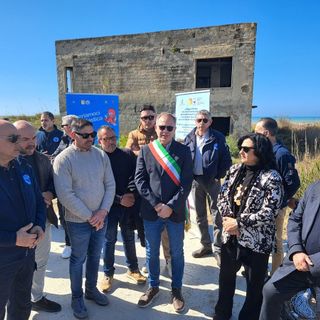 Prima barriera "acchiappa plastica" in Sicilia. Alla foce del Dirillo la difesa del mare parte dal fiume