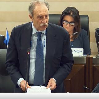 Indennità differita, Bardi rinuncia e corregge la norma: "Niente retroattività, operativo dal 2029"