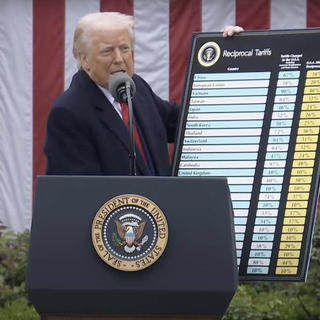 Storica sentenza della Corte Suprema degli Stati Uniti ferma Trump, lui prende tempo con l’imposizione di altri dazi.