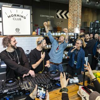 Sorpresa Jovanotti al m2o Morning Club. Il cantante in consolle con Albertino e i Parisi alla Fabbrica del Vapore