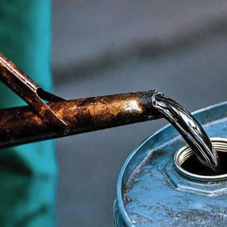 Petrolio in tensione: il mercato oscilla tra guerra e riserve strategiche