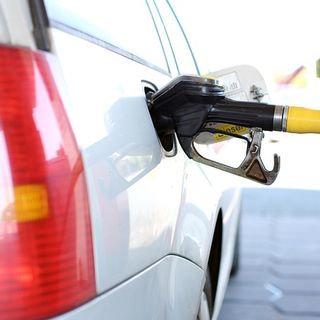 Caro carburanti: gravi distorsioni dei costi e rischio sopravvivenza per le imprese del trasporto persone e del turismo