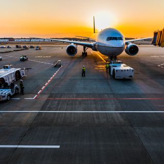 Guerra nel Golfo, caro carburanti e dollaro forte continuano a pesare sui viaggi organizzati. Assoviaggi: “La pressione sui costi resta elevata, servono interventi urgenti”