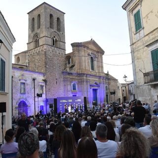 Irsina si accende con "Il Libro Possibile": Piazza Cattedrale gremita per la grande anteprima