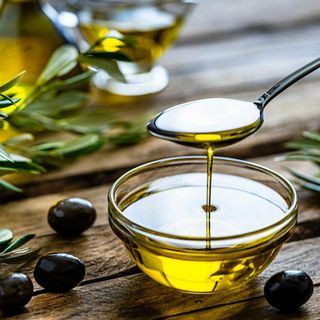 L’olio extravergine non è solo oro verde: la filiera EVOO è un motore di sostenibilità sociale